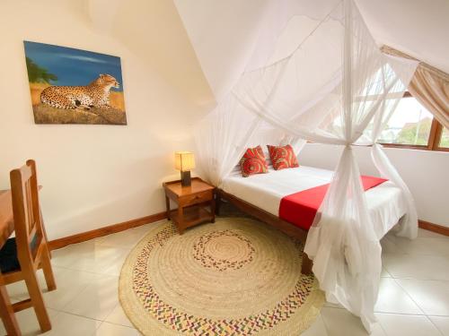 un dormitorio con una cama y una alfombra en Heart of Africa Lodge, en Arusha