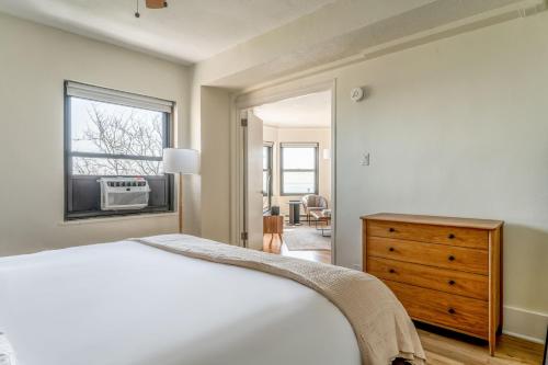 een slaapkamer met een bed, een raam en een dressoir bij Gold Coast 1br w doorman gym nr Mariano Park CHI-946 in Chicago