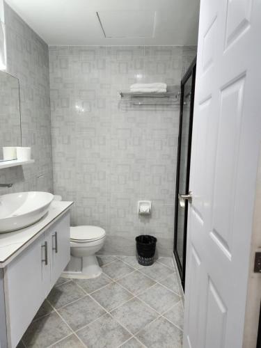 Ванная комната в Condo Azur Suites A125 Amani Resorts Residences , 5 minutes Airport, Netflix, Stylish, Cozy with Luxurious Swimming Pool