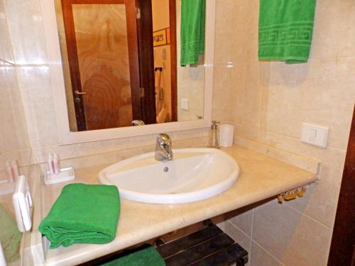 A bathroom at Apartamentos Medano - Duplex Playa