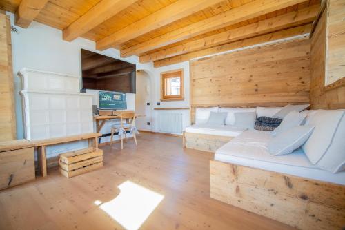 a large room with a bed and a desk at Appartamento NeveSole in San Vito di Cadore