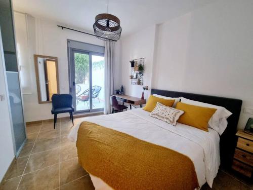 Schlafzimmer mit einem Bett, einem Schreibtisch und einem Stuhl in der Unterkunft Cal Marc - Piso con piscina y terraza in Ulldecona