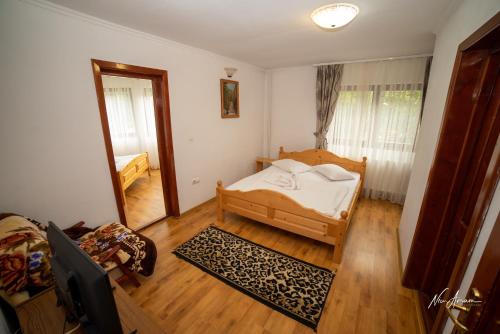 - une petite chambre avec un lit et un miroir dans l'établissement CASA BINU, à Arieşeni