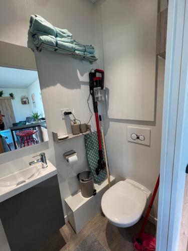 Kúpeľňa v ubytovaní Charmante maison à 2 pas de la mer avec son jardin pour 2 adultes et 2 enfants