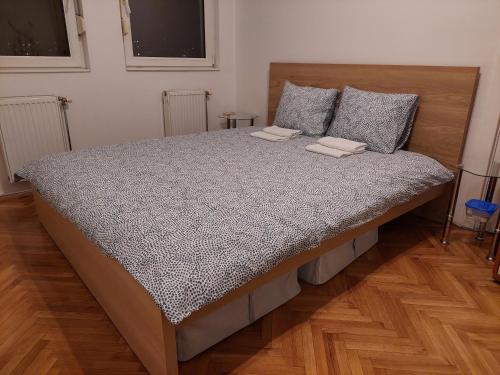 um quarto com uma cama grande e 2 almofadas em City passage apartments 2 em Novi Sad