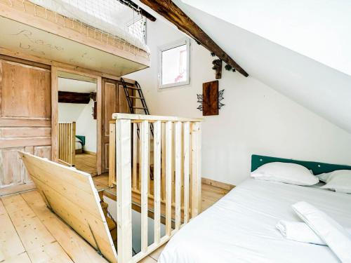 - une chambre avec un lit et une mezzanine dans l'établissement Long island, rue carnot proche lac, à Annecy