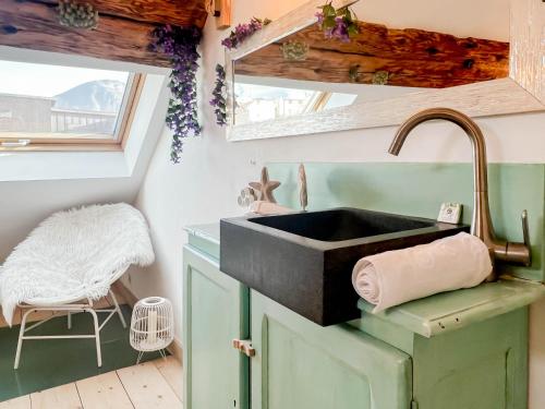 - une salle de bains avec lavabo dans une petite maison dans l'établissement Long island, rue carnot proche lac, à Annecy