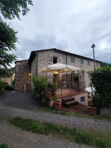 Casa con terraza con sombrilla en Casina Laura, en Capannori