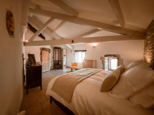 - une chambre avec un grand lit dans l'établissement Les Lauriers Roses - Maison d'Hôtes, à Barjac