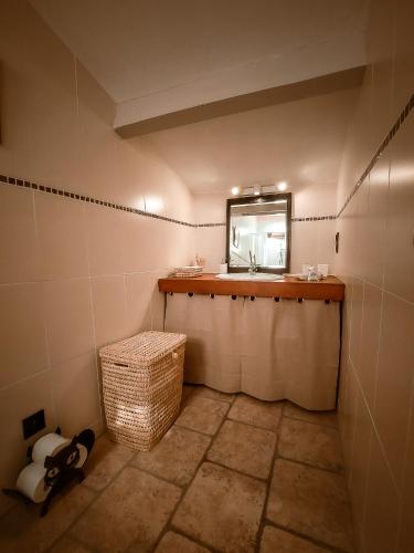 a bathroom with a sink and a mirror at Les Lauriers Roses - Maison d'Hôtes in Barjac