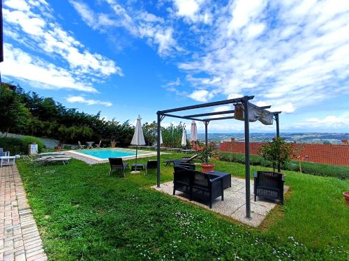 La alberca dentro o cerca de Domus Langhe B&B