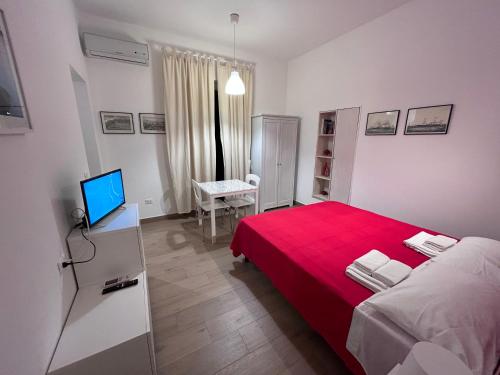 ヴィッラノーヴァ・ディ・オストゥーニにあるCasa Petrolla 126のベッドルーム1室(赤い毛布付きのベッド1台付)