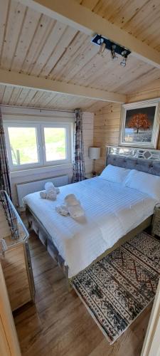 ein Schlafzimmer mit einem großen Bett in einer Hütte in der Unterkunft The Ocean Lodge in Bunbeg