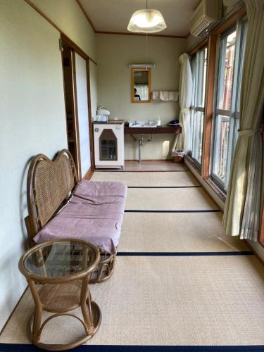 忍野村にある旅館 ふじとみたのベッド、テーブル、窓が備わる客室です。