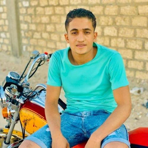 にあるمصرの若者が二輪車に乗って座っている