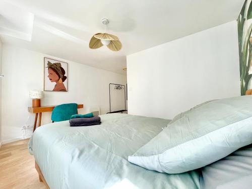 a bedroom with a large bed and a ceiling fan at Niort - Hyper-Centre - Appartements en Duplex ou Triplex - Wifi Fibre - NOUVEAU in Niort