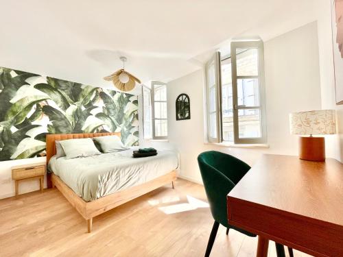 1 dormitorio con cama, escritorio y mesa en Niort - Hyper-Centre - Appartements en Duplex ou Triplex - Wifi Fibre - NOUVEAU, en Niort