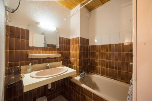 布里昂松的住宿－Serre-chevalier Vallée - Briançon，浴室配有盥洗盆和浴缸。