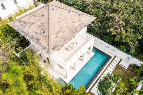 - une vue aérienne sur une villa avec une piscine dans l'établissement Azerai Ke Ga Bay, à Ke Ga