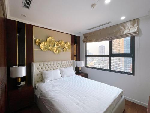 Ένα ή περισσότερα κρεβάτια σε δωμάτιο στο Vincom Center Dcapitale 119 Trần Duy Hưng Trung Hoà Cầu Giấy