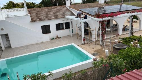 uma vista superior de uma casa e de uma piscina em Casa Eucaliptus em L'Eucaliptus