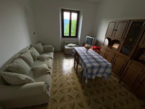 ein Wohnzimmer mit einem Sofa und einem Tisch in der Unterkunft CASA VACANZA POLI in Ascoli Piceno