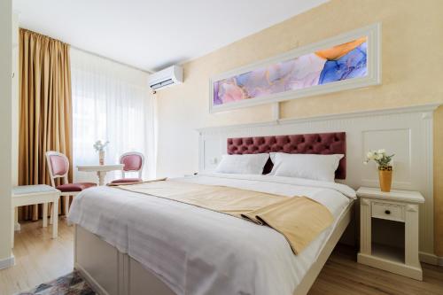 Un pat sau paturi într-o cameră la Hotel Central - Baile Olanesti