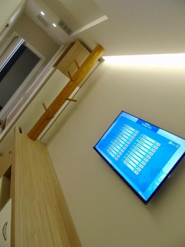 a laptop computer on a wall in a room at Ca’Bosello Ristorante e locanda in Deserto