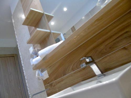 的住宿－Ca’Bosello Ristorante e locanda，一间带水槽和木制台面的浴室