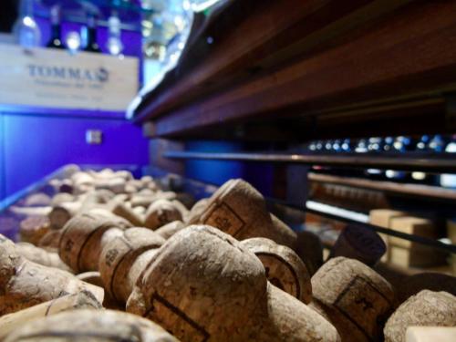 a bunch of wine barrels in a wine store at Ca’Bosello Ristorante e locanda in Deserto