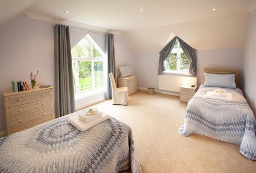 1 dormitorio con 1 cama, vestidor y 2 ventanas en The Haven, en Ventnor
