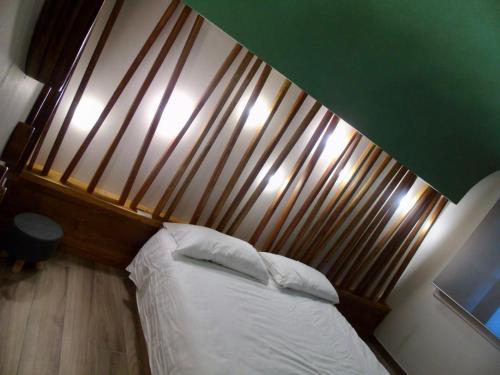 1 cama con cabecero de madera en una habitación en Ca’Bosello Ristorante e locanda, 