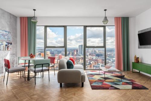 uma sala de estar com vista para a cidade em Church Street by Supercity Aparthotels em Manchester