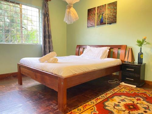 sypialnia z łóżkiem w pokoju w obiekcie Private room in Townhouse, Kilimani. w mieście Nairobi
