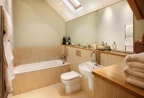 łazienka z wanną, toaletą i umywalką w obiekcie Blagdon Lower Barn w mieście Winterborne Steepleton
