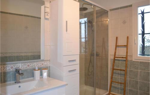 bagno con lavandino e doccia di Beautiful Home In Atur With Outdoor Swimming Pool, Wifi And 3 Bedrooms ad Atur