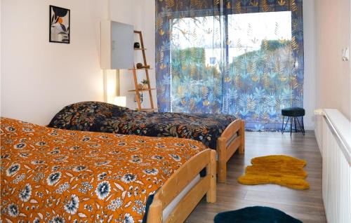 una camera con due letti e una grande finestra di Beautiful Home In Atur With Outdoor Swimming Pool, Wifi And 3 Bedrooms ad Atur