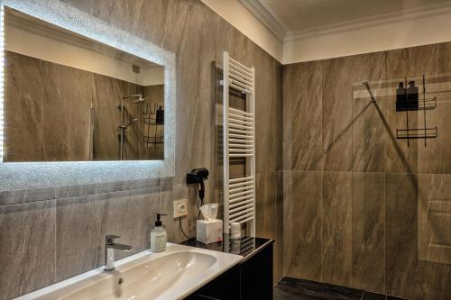 ein Bad mit einem Waschbecken und einem Spiegel in der Unterkunft Ancona e Riviera Luxury b&b in Ancona