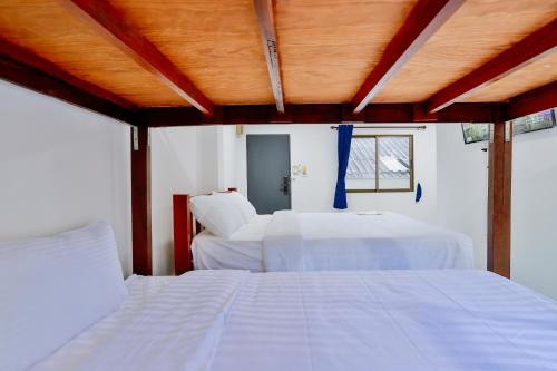 Postel nebo postele na pokoji v ubytování GP House Krabi Aonang Beach