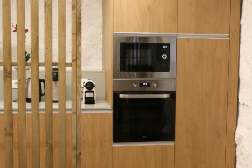 a kitchen with a microwave and a oven at Quinta de Chousas - Braga - Agroturismo in Braga
