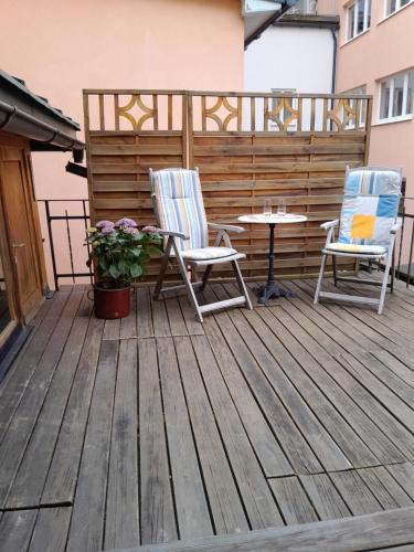 2 chaises et une table sur une terrasse dans l'établissement Ferienwohnung Schuhhaus Ganster, à Mariazell
