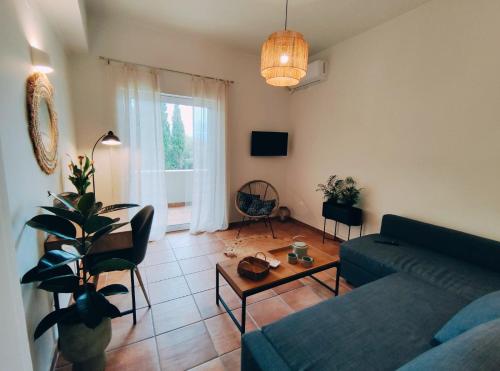康托卡利的住宿－Coritos apartments 2 Corfu，客厅配有沙发和桌子