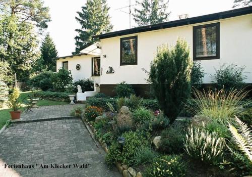 a garden in front of a house at Am Klecker Wald, Ferienhaus in Jesteburg