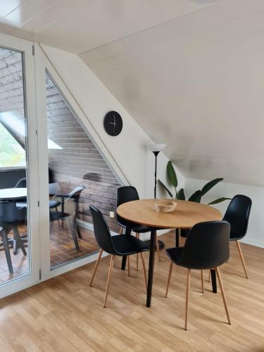 a dining room with a table and chairs at Ferienhaus Am Reilsbach in Cochem