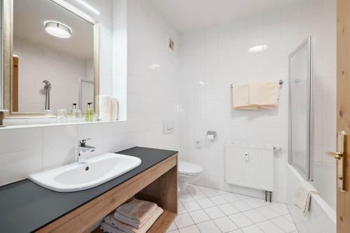 エープスにあるAppartement Oberwirt Ferienwohnungの白いバスルーム(洗面台、トイレ付)