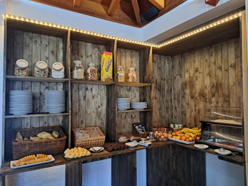 uma linha de buffet com pratos e frutas em exposição em Hotel Rural Casablanca em Los Realejos