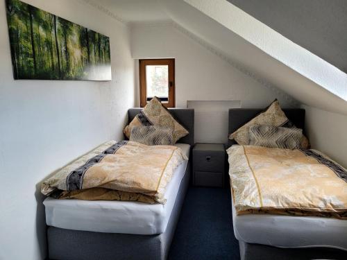 a bedroom with two beds in a attic at gemütliche Ferienwohnung in Burgstaedt