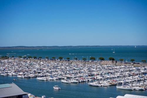 un groupe de bateaux est amarré dans un port dans l'établissement Flat in the port of Arcachon, à Arcachon