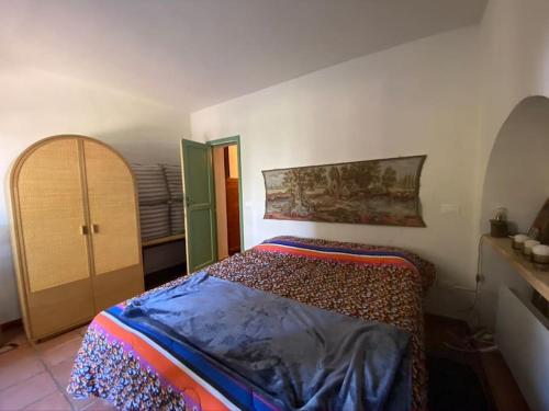 - une chambre avec un lit et une couverture colorée dans l'établissement Podere Bellavista in campagna, à Gabbro