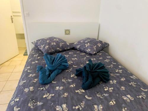 マルセイユにあるLovely place near Vieux Portのベッド(青いシーツ、枕付)
